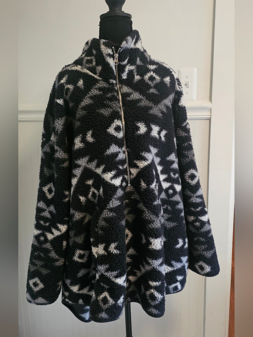 Old Navy Sherpa Black & White Aztec Patterned Plush Zip-Front Jacket